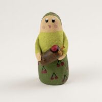 Figura de pastora portant un tió de Nadal, artesania de pessebre feta a mà a Olot.